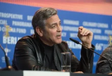 George Clooney mluví do mikrofonu.