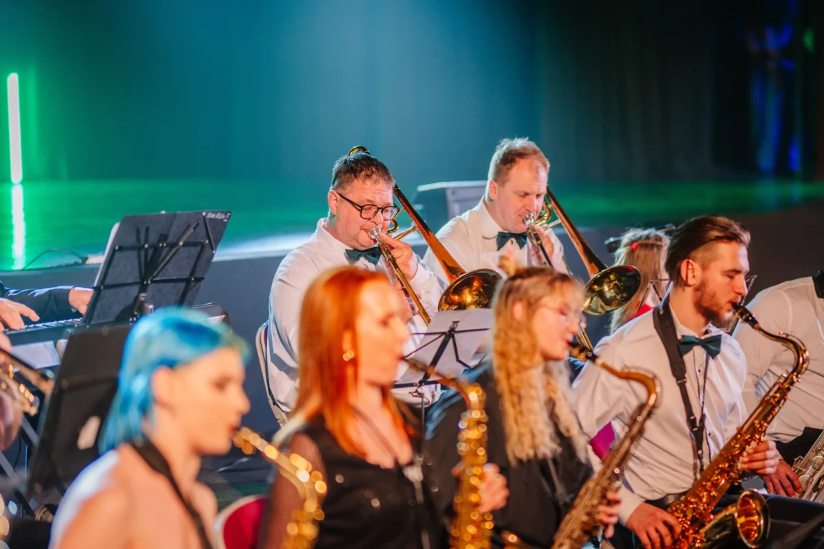 shutterstock_2586448709 1 | TVGURU.cz Živý orchestr