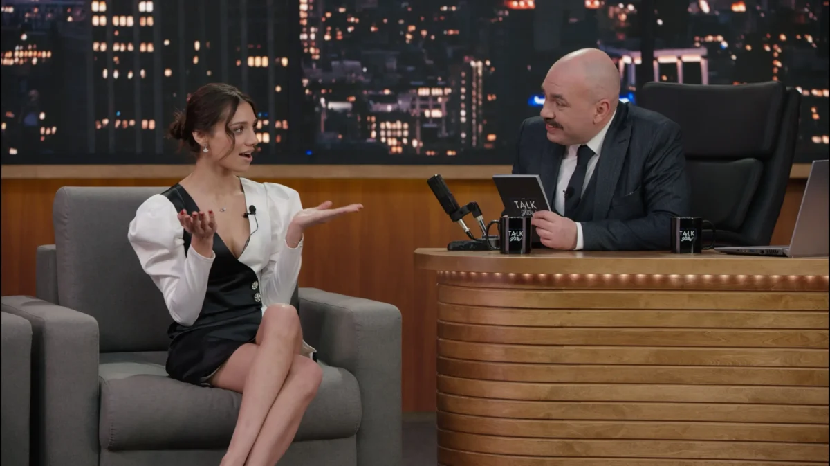 moderátor americké talk show konverzuje s ženou ve studiu