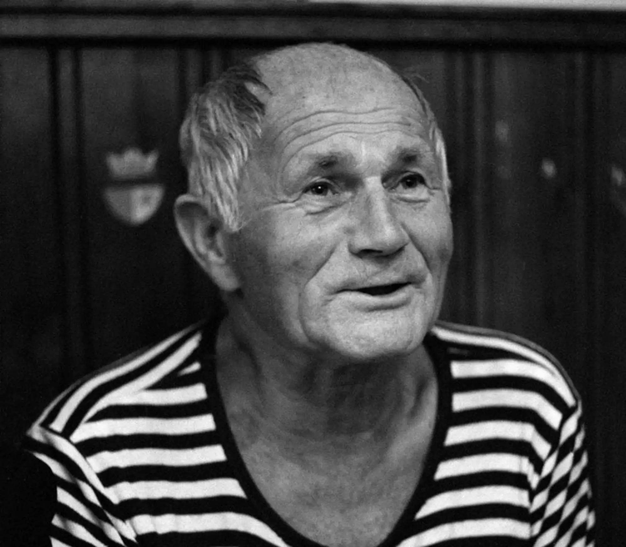 Bohumil Hrabal v roce 1985 | TVGURU.cz Bohumil Hrabal v roce 1985 - v tričku