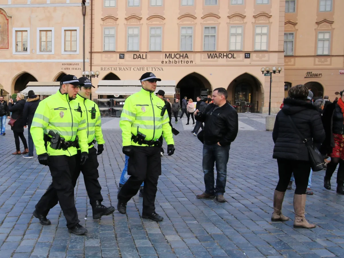 Policisté mohou zaslat pokutu i poštou. Zdroj: Shutterstock | TVGURU.cz Tři policisté v terénu.