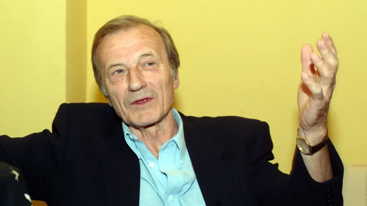 Radoslav Brzobohatý má zvednutou ruku.
