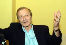 Radoslav Brzobohatý má zvednutou ruku.