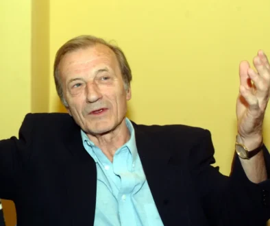 Radoslav Brzobohatý má zvednutou ruku.