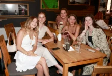 Anna Kadeřávková sedí u stolu společně s dalšími ženami.