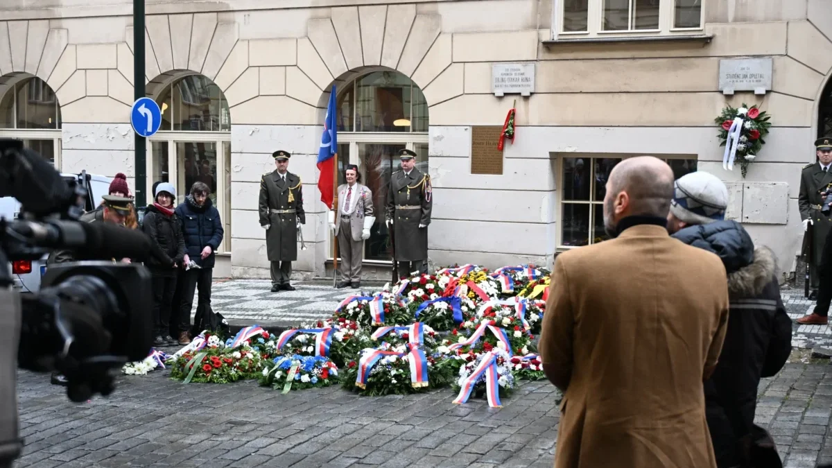 Lidé se účastní slavnostního ceremoniálu.