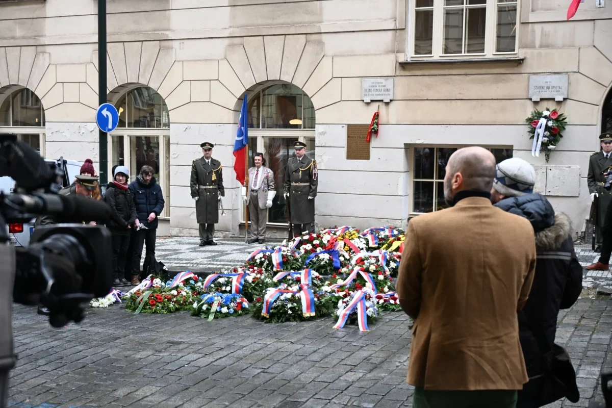 Lidé se účastní slavnostního ceremoniálu.