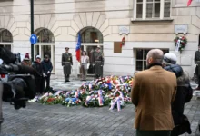Lidé se účastní slavnostního ceremoniálu.