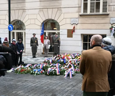 Lidé se účastní slavnostního ceremoniálu.