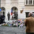 Lidé se účastní slavnostního ceremoniálu.