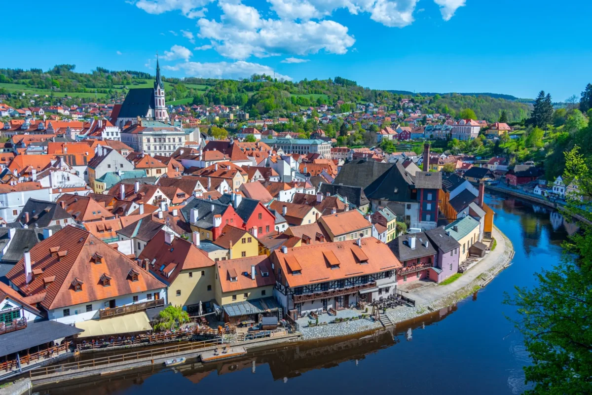 shutterstock_2713000049 | TVGURU.cz Pohled z výšky na Český Krumlov