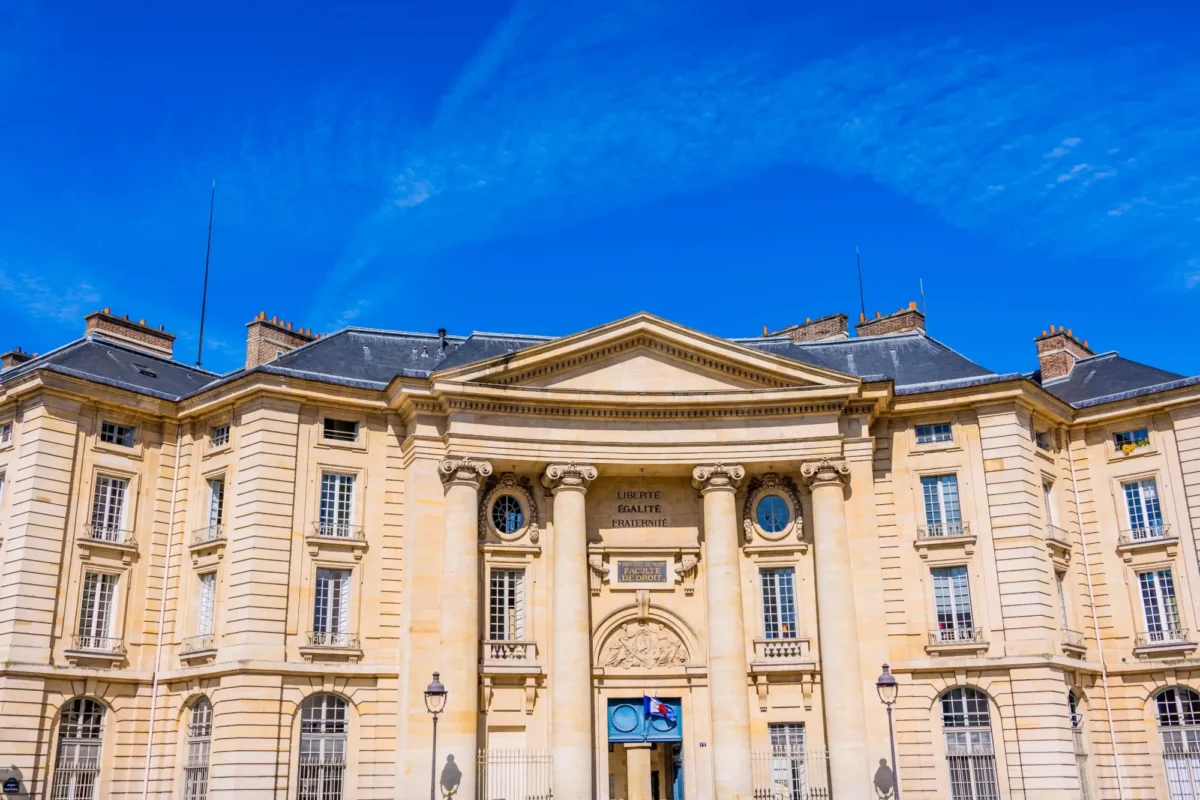 Shutterstock_2619931141 | TVGURU.cz budova univerzity Sorbonne