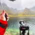 Fotograf v dešti s fotoaparátem u jezera