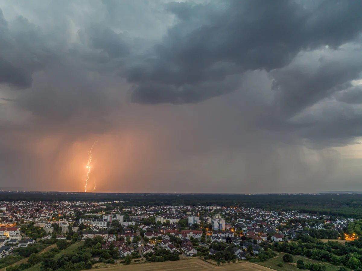 shutterstock_2651492949 1 1 | TVGURU.cz Nebe nad městem s bouřkou