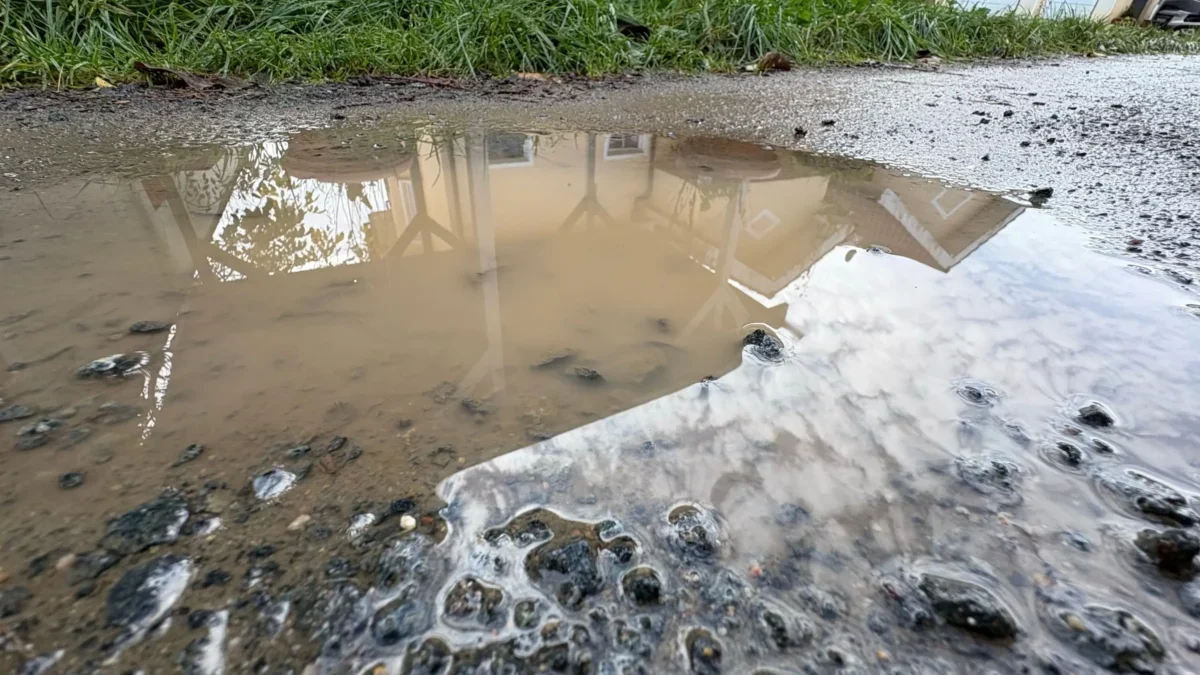 obrovská louže na rozblátěné městské cestě