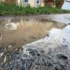obrovská louže na rozblátěné městské cestě