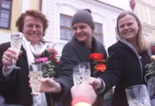 Iva Janžurová a Sabina Remundová si připíjejí.