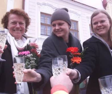 Iva Janžurová a Sabina Remundová si připíjejí.