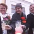 Iva Janžurová a Sabina Remundová si připíjejí.