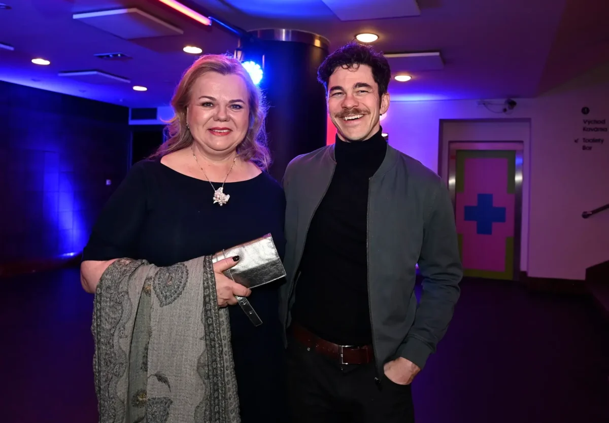 Sabina Remundová a Marek Adamczyk stojí vedle sebe.