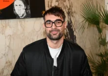 Adam Vacula se culí.