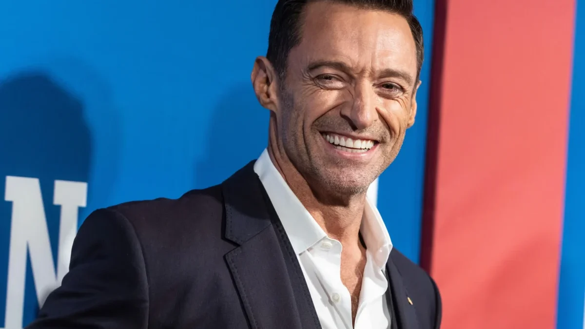 Hugh Jackman se usmívá.