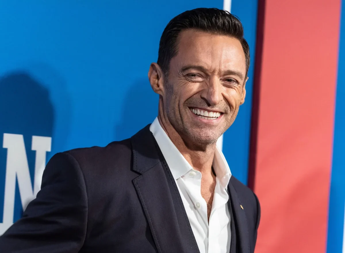 Hugh Jackman se usmívá.