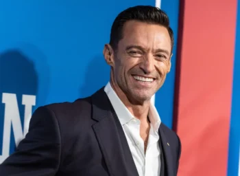 Hugh Jackman se usmívá.