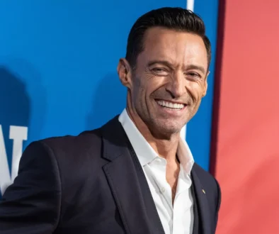 Hugh Jackman se usmívá.