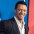 Hugh Jackman se usmívá.