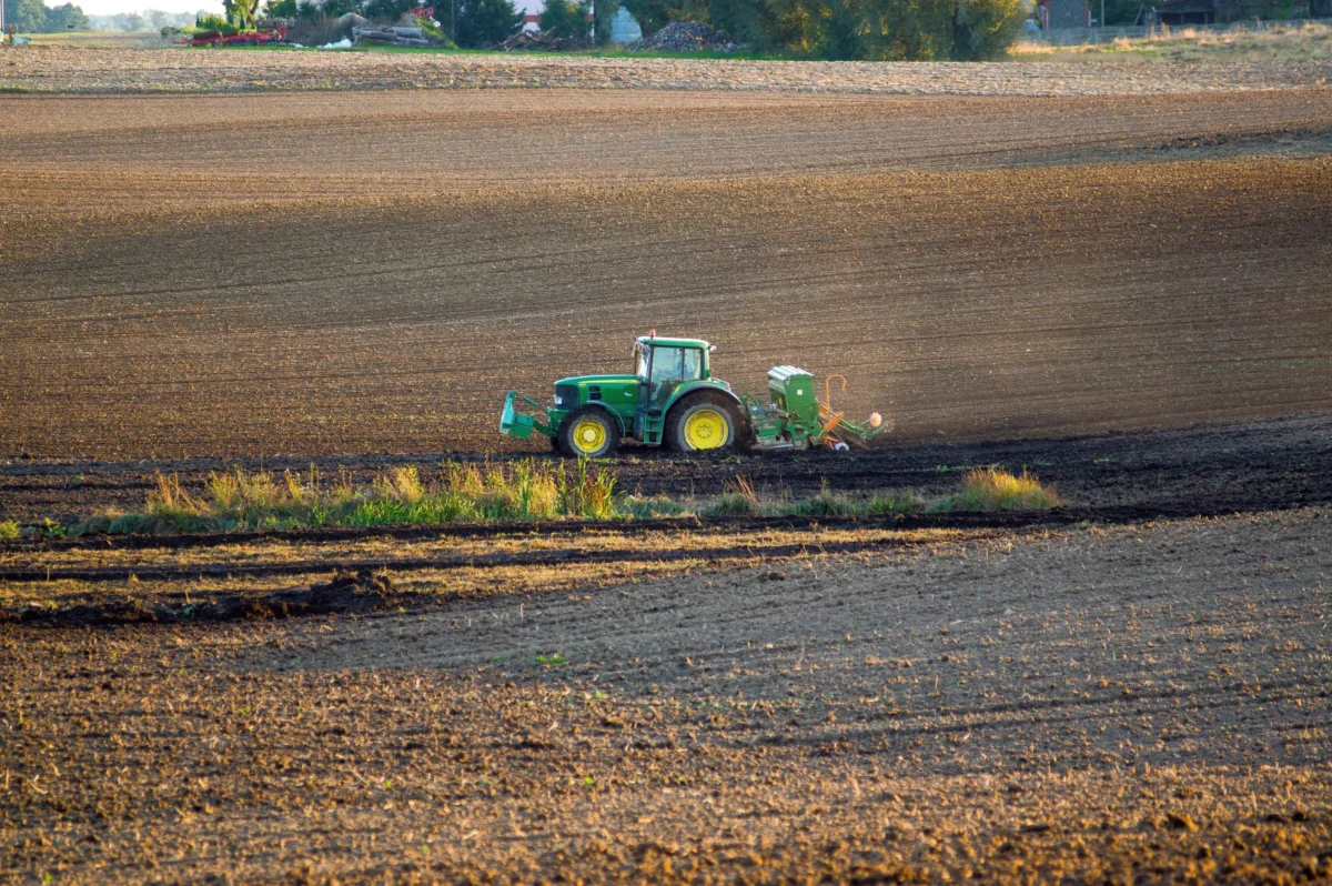Po poli jede traktor.