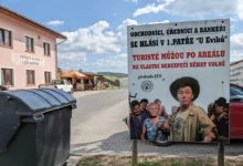 Cedule ve vesnici Hoštice