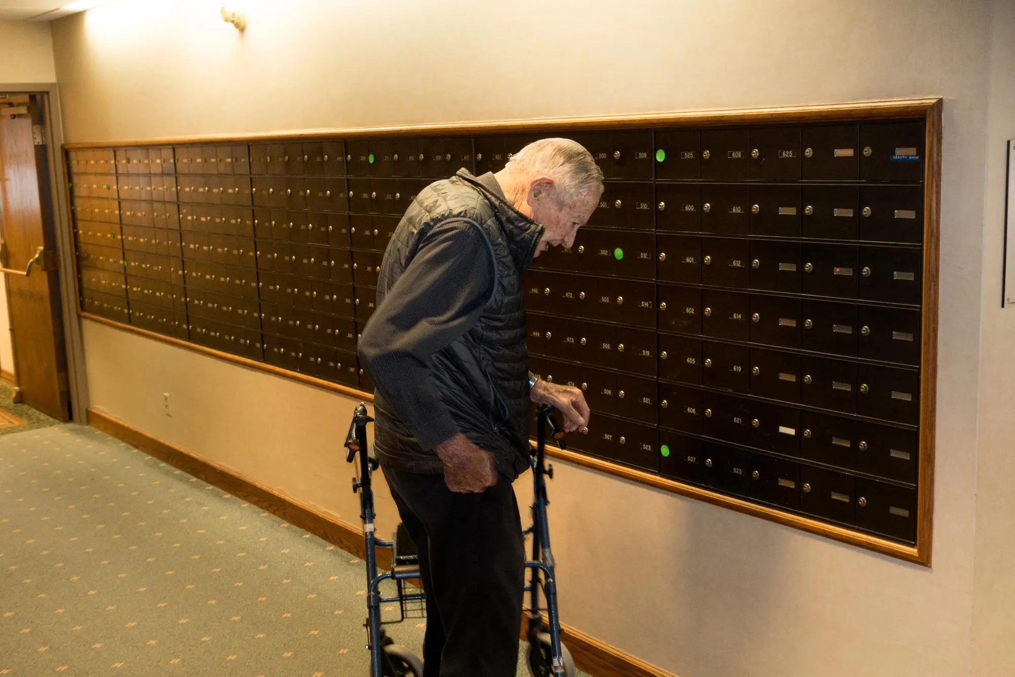 Senior stojí u schránky