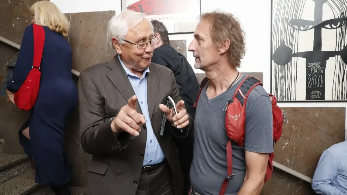 Herec Jaroslav Satoranský mluví s kolegou.
