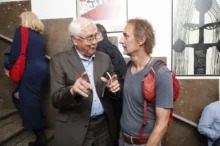 Herec Jaroslav Satoranský mluví s kolegou.