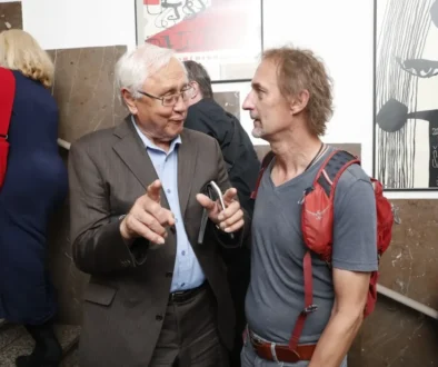 Herec Jaroslav Satoranský mluví s kolegou.