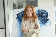 Simona Stašová stojí před obrazem.