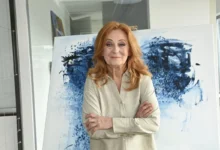 Simona Stašová stojí před obrazem.