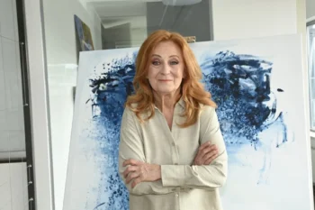 Simona Stašová stojí před obrazem.