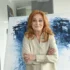 Simona Stašová stojí před obrazem.