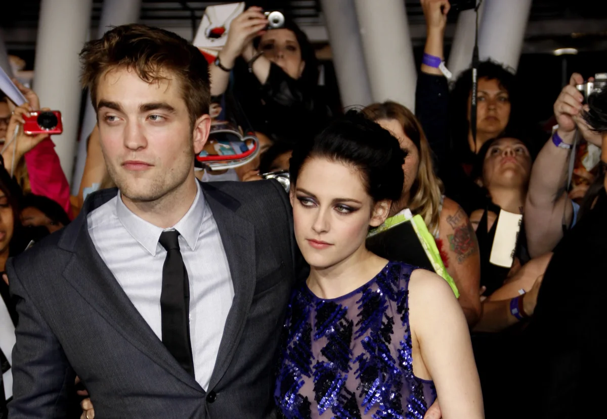 Robert Pattinson a Kristen Stewart stojí vedle sebe.