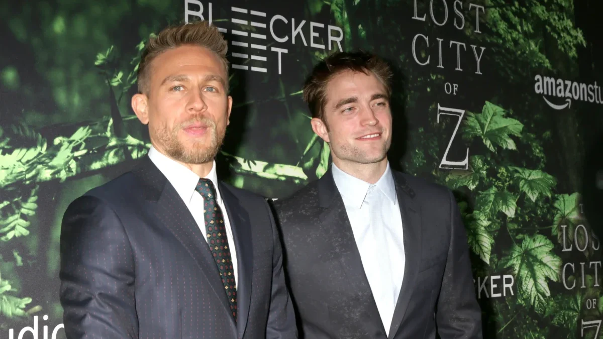 Charlie Hunnam a Robert Pattinson stojí vedle sebe.