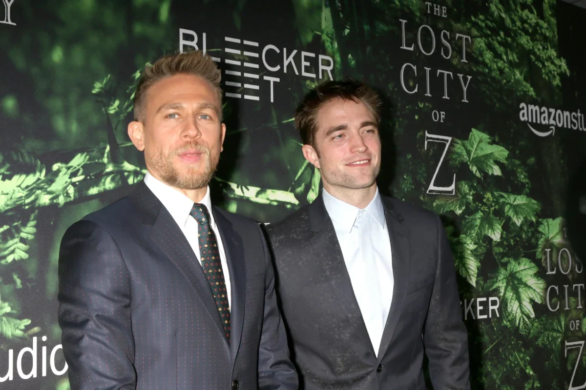 Charlie Hunnam a Robert Pattinson stojí vedle sebe.