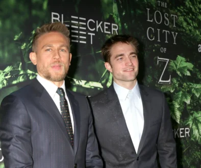Charlie Hunnam a Robert Pattinson stojí vedle sebe.