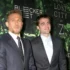Charlie Hunnam a Robert Pattinson stojí vedle sebe.