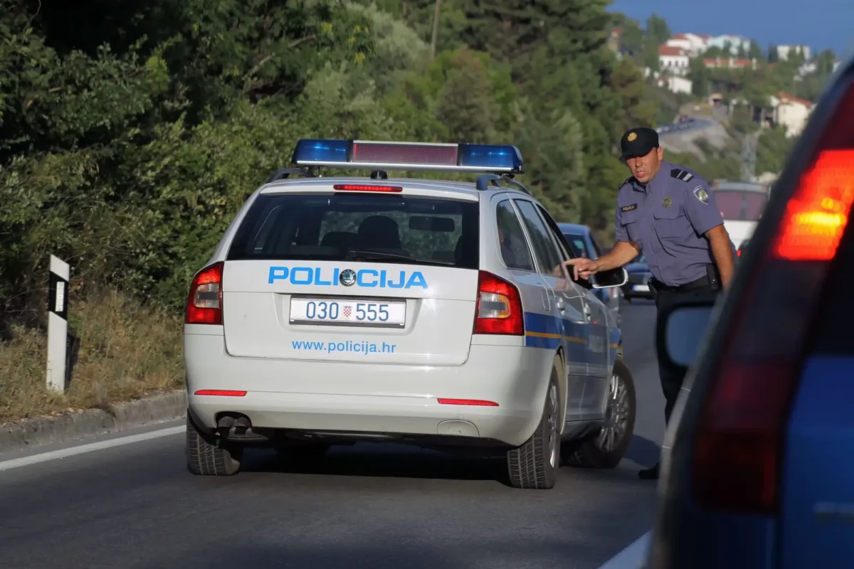 Shutterstock_2271776339 | TVGURU.cz chorvatská policie u zásahu