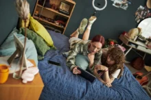Mladí dospělí sledující pořad na tabletu