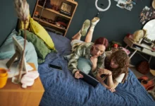 Mladí dospělí sledující pořad na tabletu