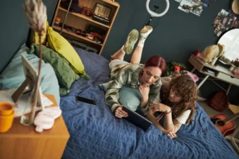 Mladí dospělí sledující pořad na tabletu