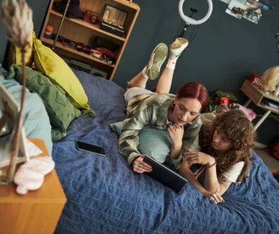Mladí dospělí sledující pořad na tabletu